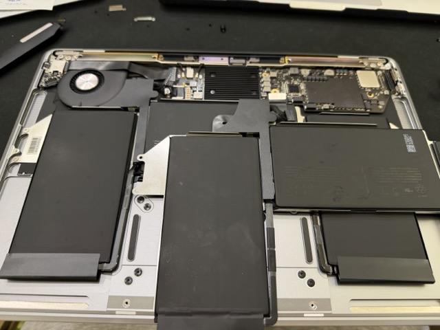 台中MacBook更換電池 macbook電池膨脹維修