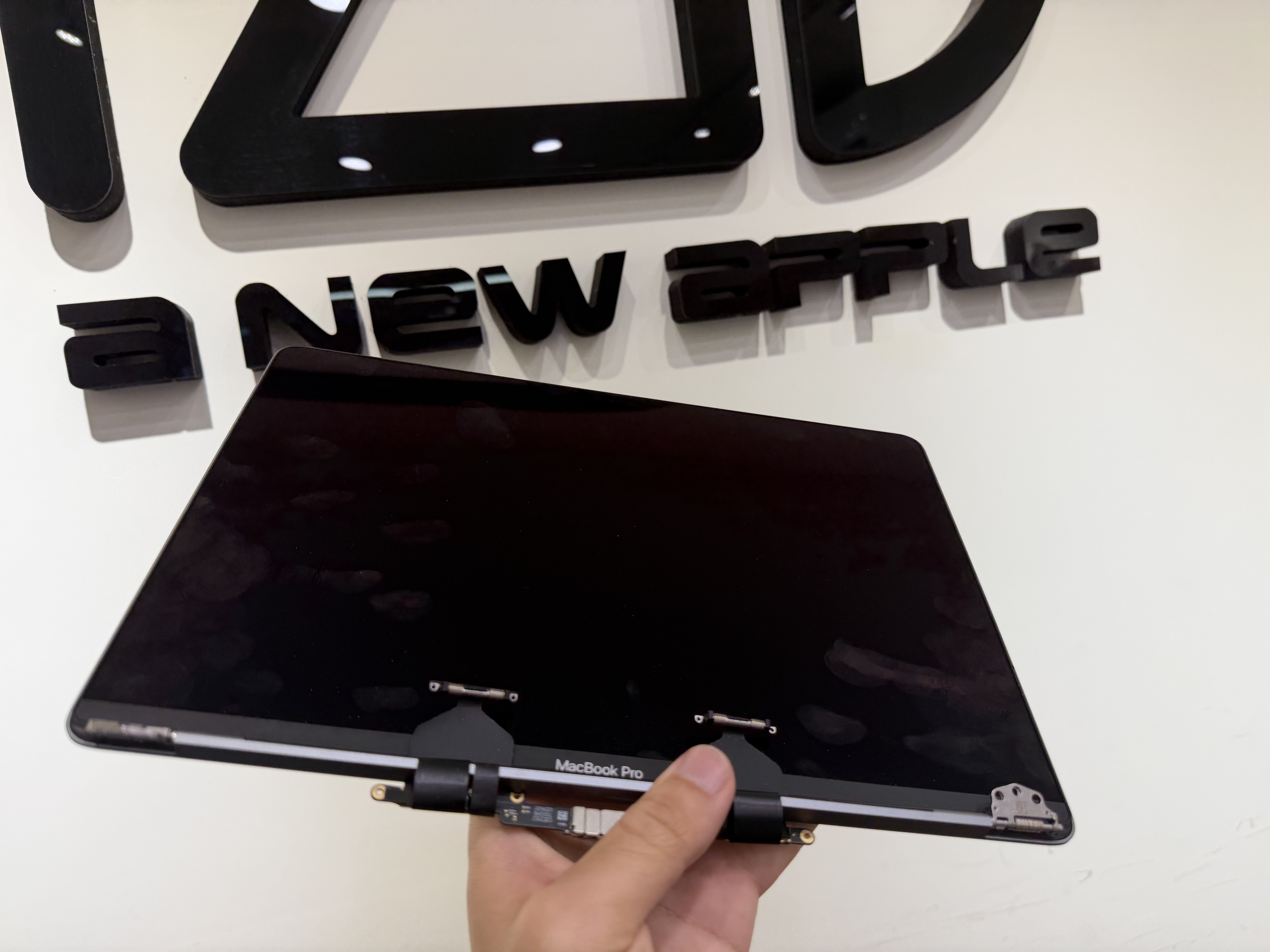 MacBook Pro 螢幕上蓋更換正面 台中Apple筆電維修