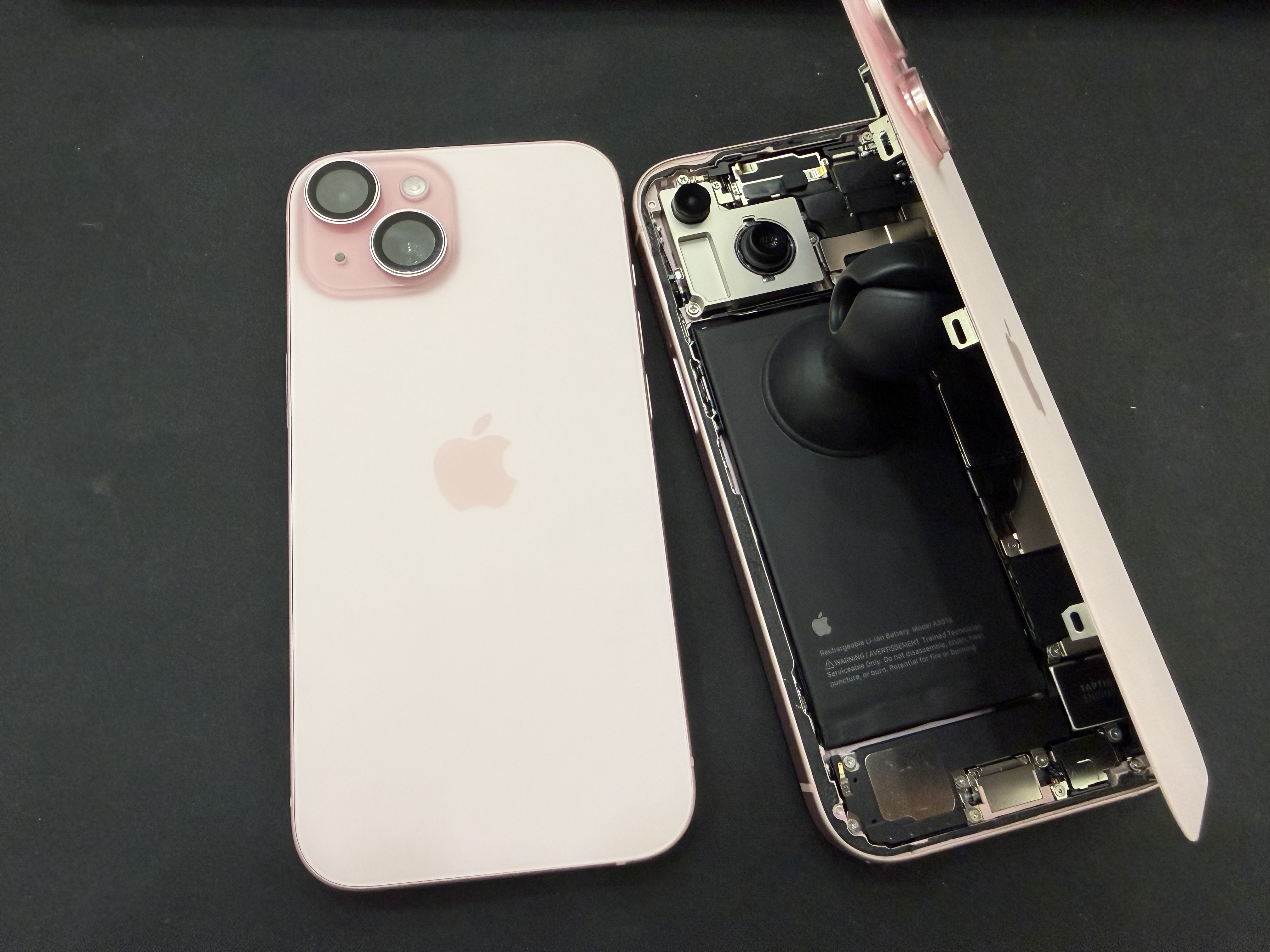 台中北屯 iPhone 15 電池維修 粉紅色 iPhone 15 背蓋拆裝施工畫面