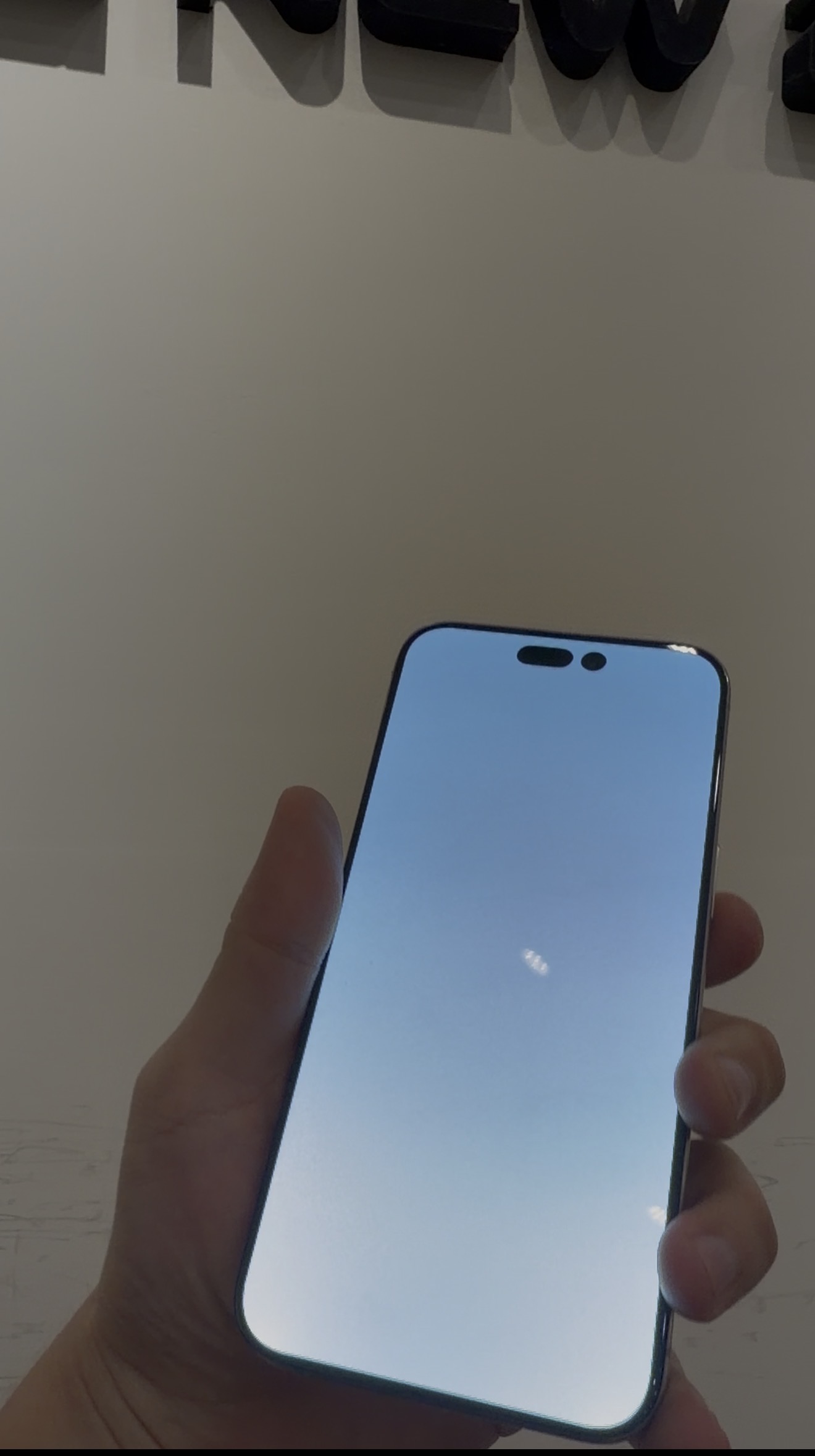 iPhone 15 Pro Max 進水後白屏維修,因螢幕排線鏽蝕導致整片白屏顯示異常