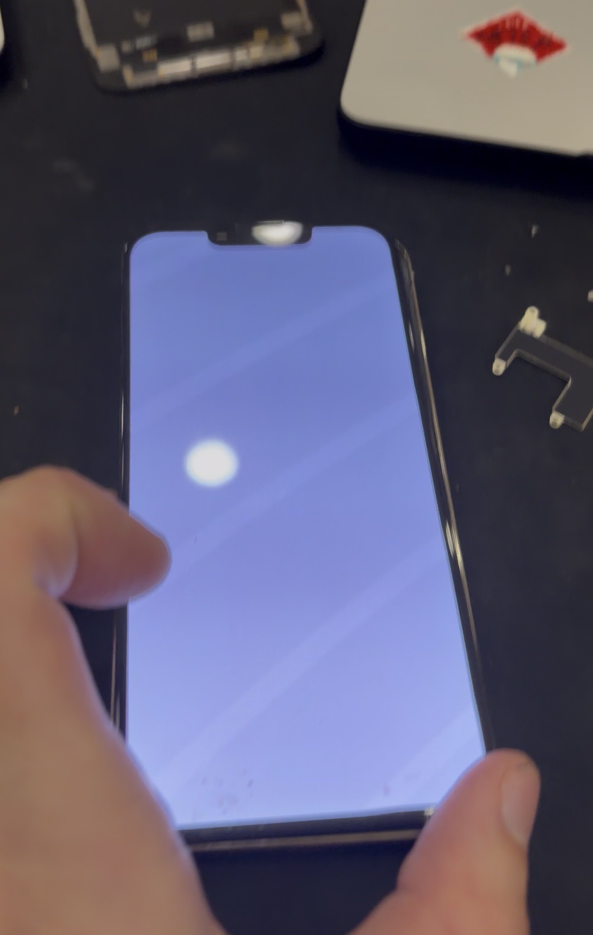 iPhone 13 Pro 白屏故障實拍｜螢幕白屏無法正常顯示