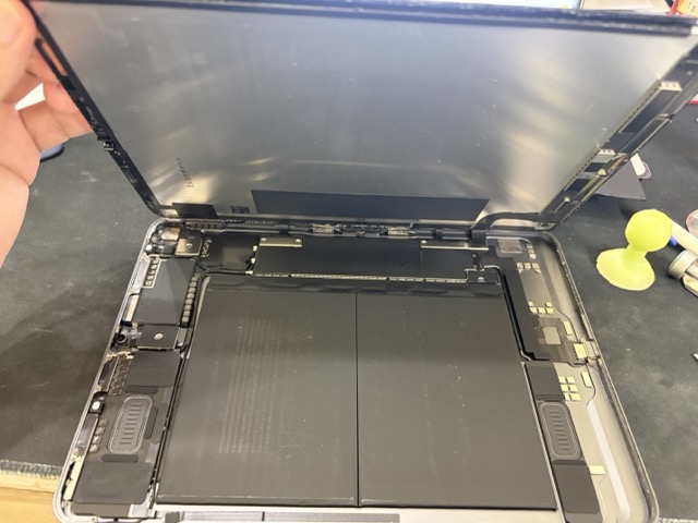 iPad 第10代電池更換案例，拆開螢幕查看內部電池
